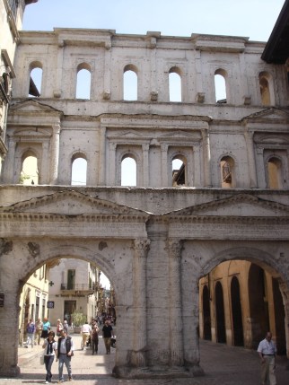 7. Porta Borsari 2.jpg