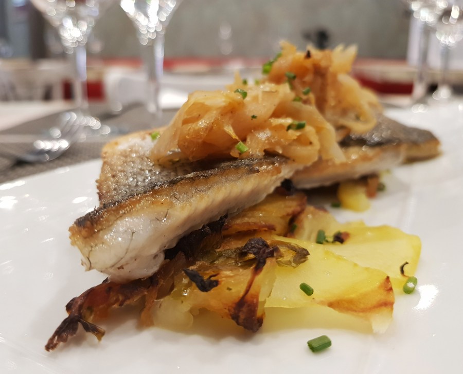 lubina-donostiarra-con-patatas-panaderas.jpg